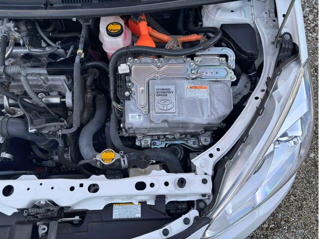 トヨタの信頼性！HYBRIDの心臓部もきれいです。【アクア】